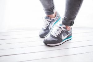 walking-shoe-light-girl-woman-white-722547-pxhere.com